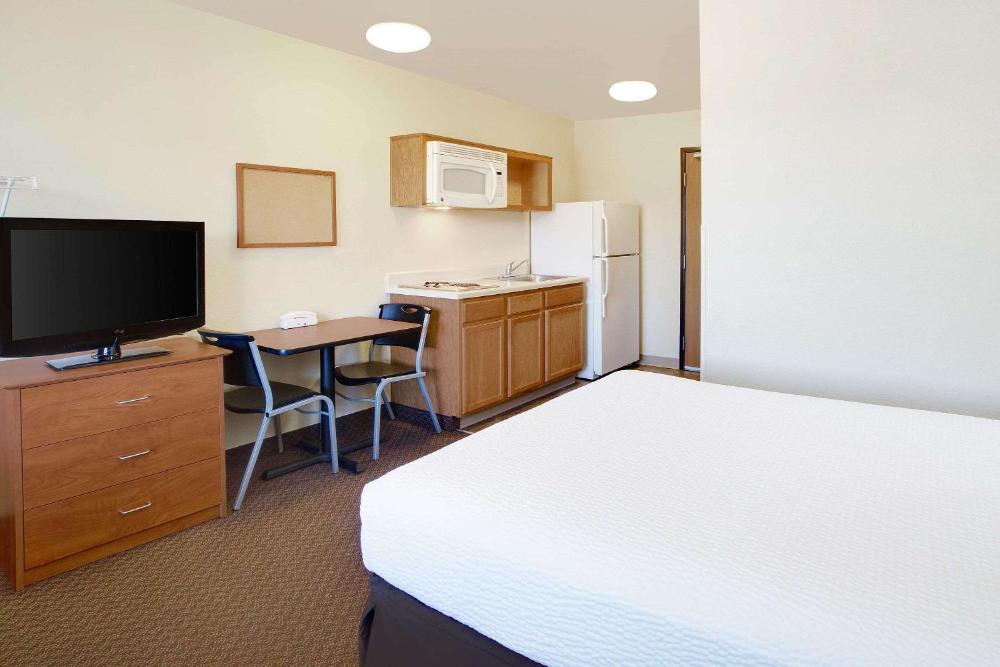 Efficiency Queen Room with Kitchen - Non-Smoking interior
