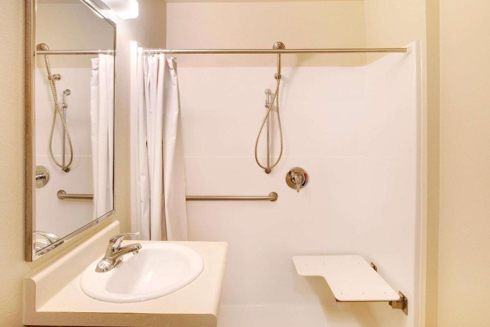 Efficiency Queen Room - Mobility Accessible/Non-Smoking interior