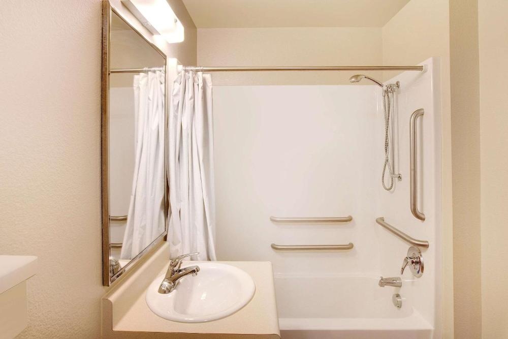 Efficiency Queen Room with Accessible Tub - Smoking interior